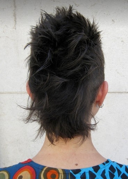 tył fryzury krótkiej, cieniowane włosy poczochrane bałaganiarsko, uniesione i utrwalone, uczesanie damskie zdjęcie numer 148